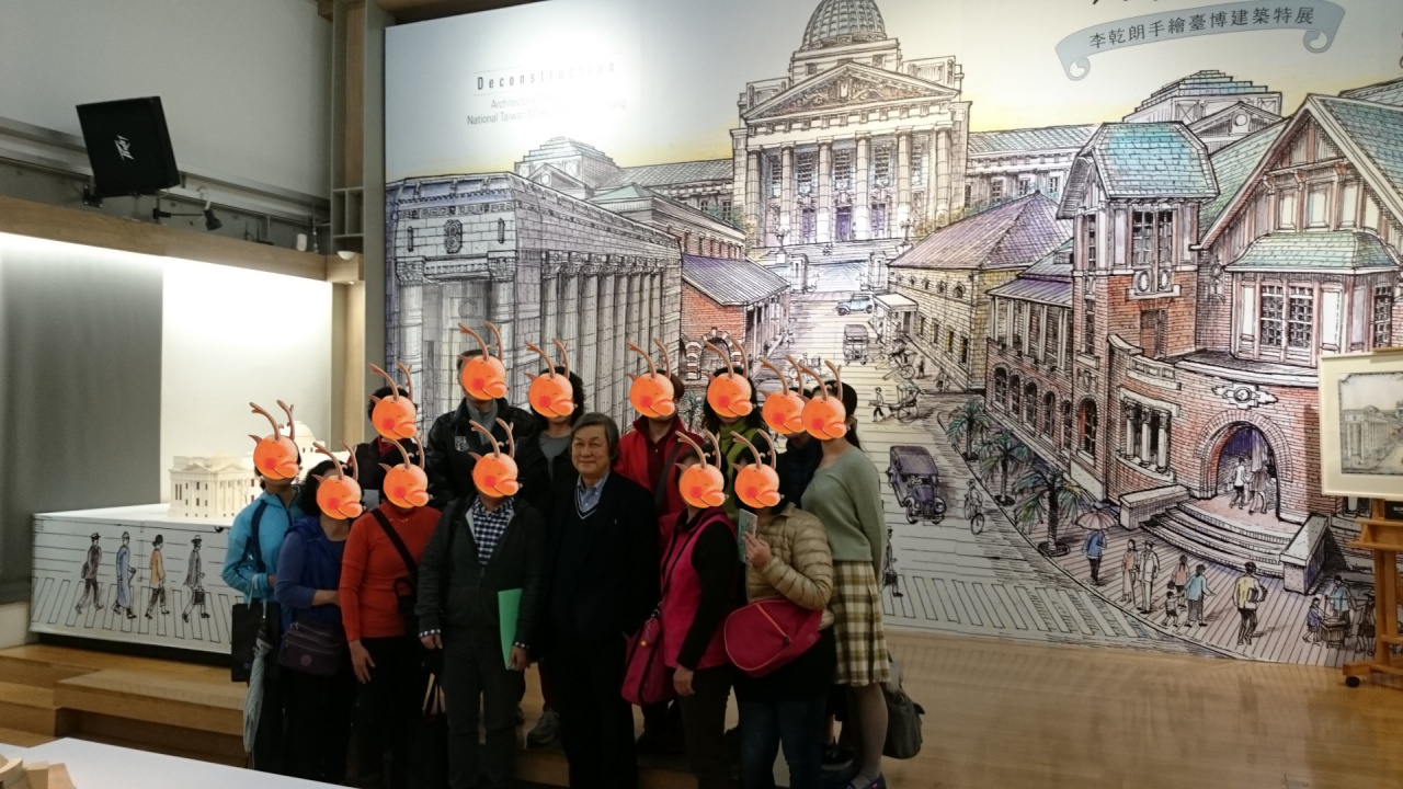 箱子4-02-8 安排志工參訪李乾朗手繪臺博建築特展，參加志工有幸遇到李乾朗老師親自導覽