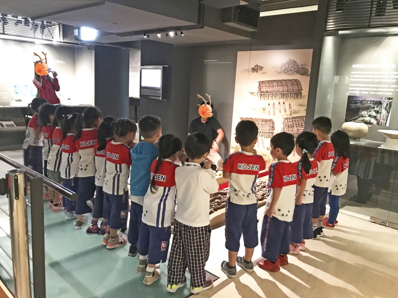 箱子1-02-1 館員向來館小朋友進行導覽