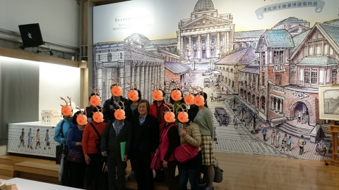 箱子4-02-8 安排志工參訪李乾朗手繪臺博建築特展，參加志工有幸遇到李乾朗老師親自導覽