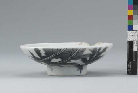 帶圈足底小瓷碟
