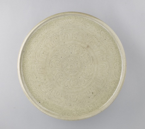 Plate with Three Encircling Feet
