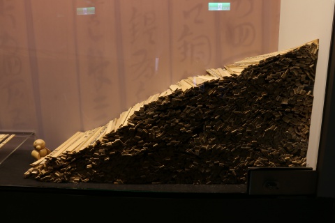 寫字，不簡單展櫃