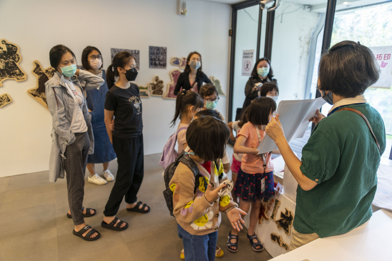 Lend a Han-d with Storytelling (5/20) - MIHP Activities for the 2023 518 International Museum Day