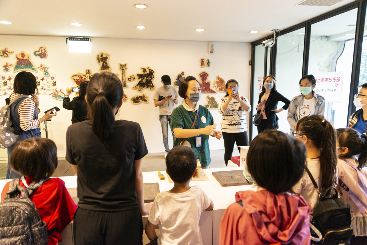 Lend a Han-d with Storytelling (5/20) - MIHP Activities for the 2023 518 International Museum Day