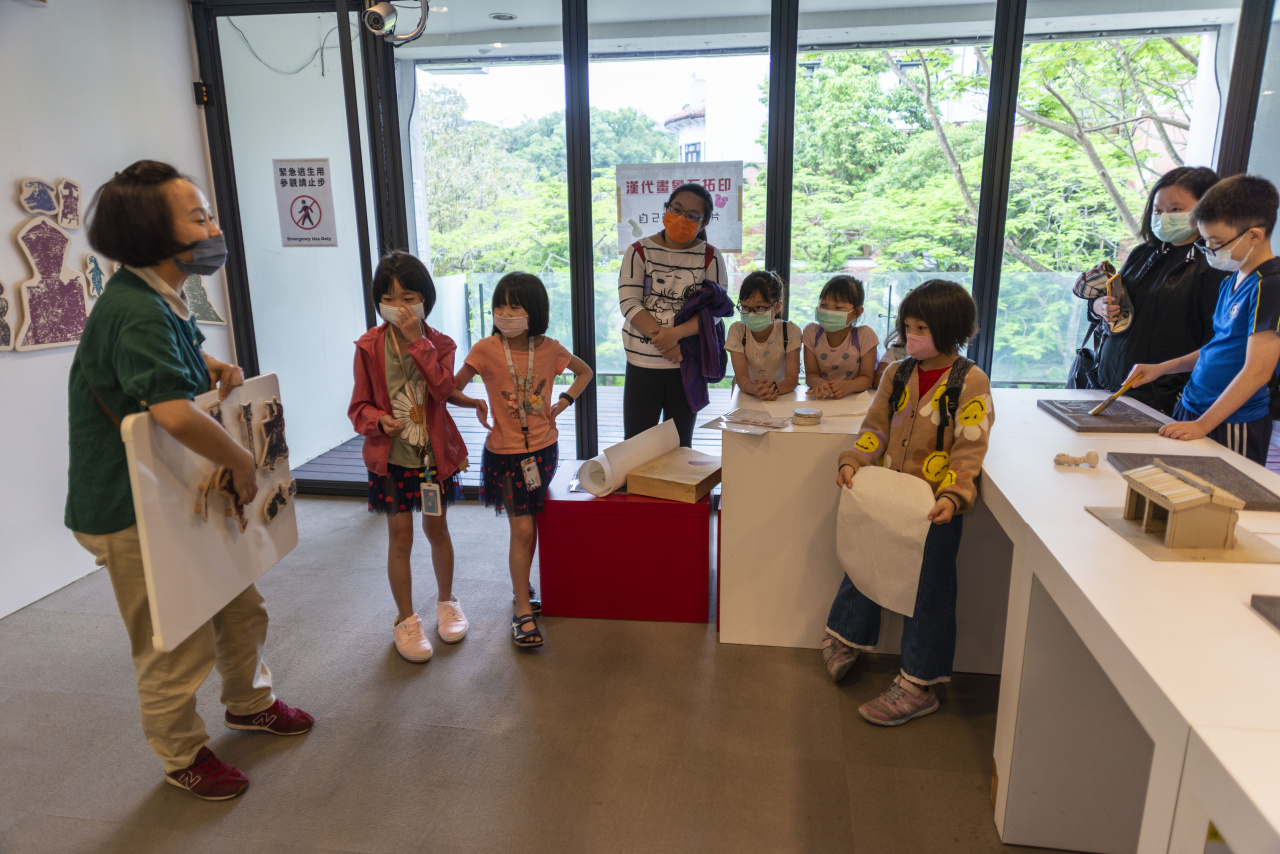 Lend a Han-d with Storytelling (5/20) - MIHP Activities for the 2023 518 International Museum Day
