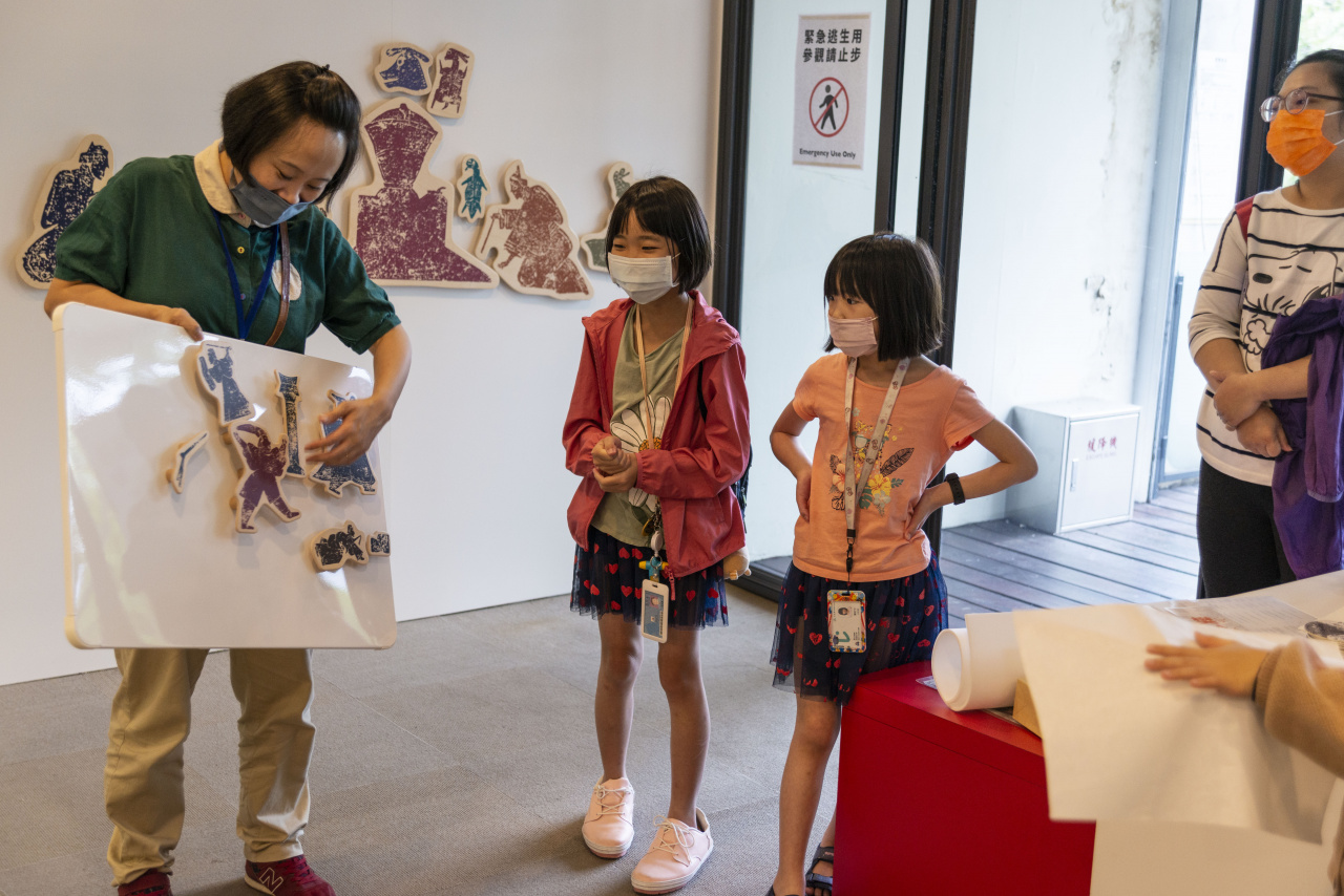 Lend a Han-d with Storytelling (5/20) - MIHP Activities for the 2023 518 International Museum Day