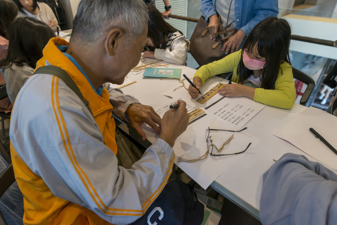 邊聊漢簡、編寫木簡 - 2024中研院Open House（10/12兒童科普日）