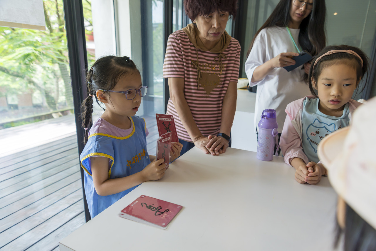 棒打老虎雞吃蟲｜甲骨文遊戲卡牌 - 2026中研附幼參訪活動