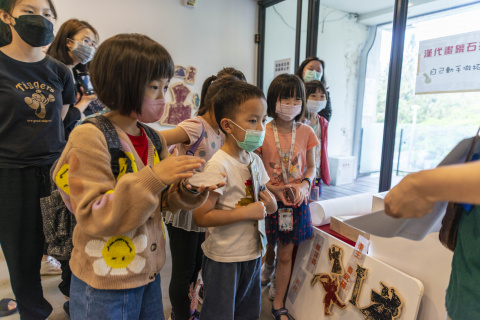 Lend a Han-d with Storytelling (5/20) - MIHP Activities for the 2023 518 International Museum Day