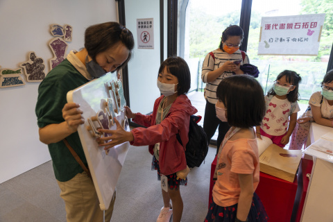 Lend a Han-d with Storytelling (5/20) - MIHP Activities for the 2023 518 International Museum Day