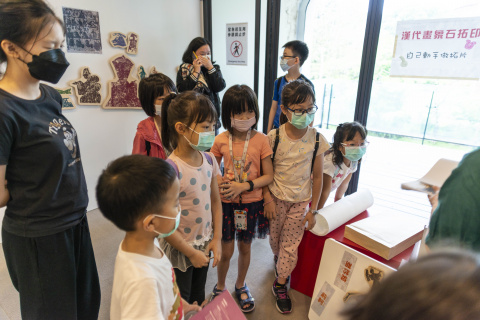 Lend a Han-d with Storytelling (5/20) - MIHP Activities for the 2023 518 International Museum Day