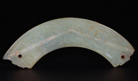 《龍紋玉璜》琉璃閣甲墓出土， 國立歷史博物館藏