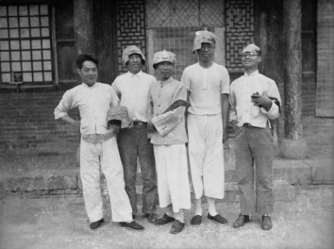 民國二十四年春，殷墟第十一次發掘，左起：尹煥章、夏鼐、石璋如、李光宇、王湘