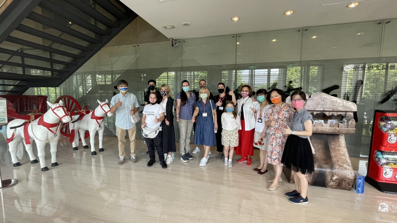 7月13日來訪受獎學者與本所李貞德所長、本館黃銘崇主任合影