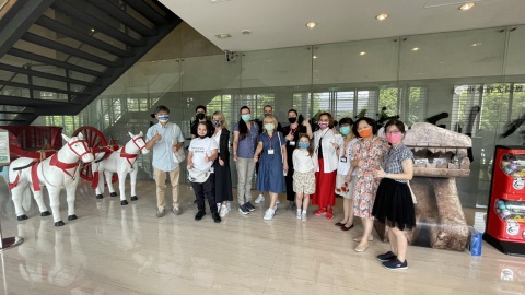 7月13日來訪受獎學者與本所李貞德所長、本館黃銘崇主任合影