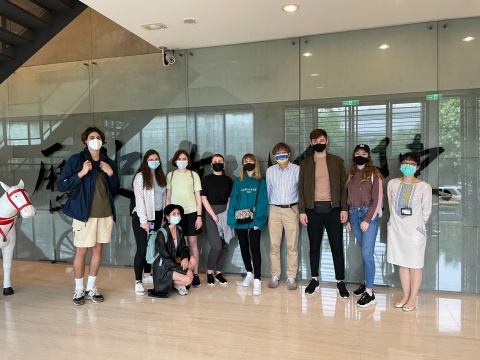 5月25日來訪受獎學生與本館黃銘崇主任合影